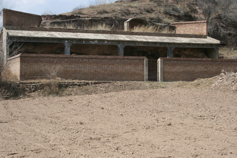 1051T00010-00028莲花寺石窟全景.jpg