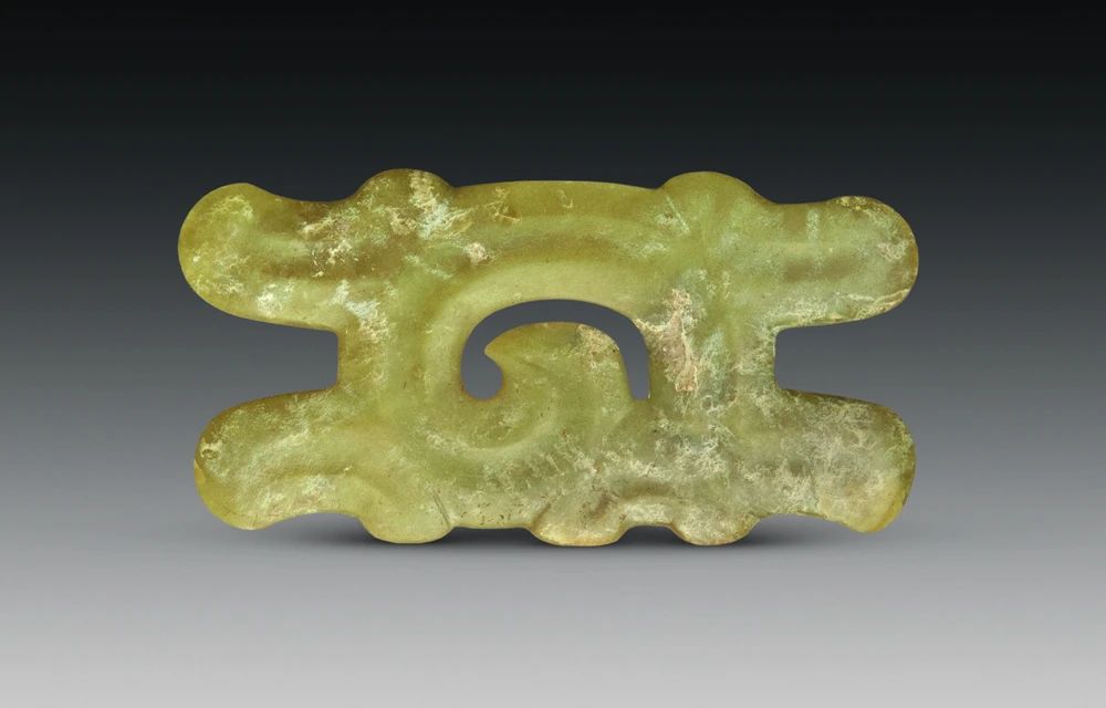玉勾云形器 新石器时代 红山文化晚期(距今5500—5000年) 牛河梁遗址第十六地点2号墓出土