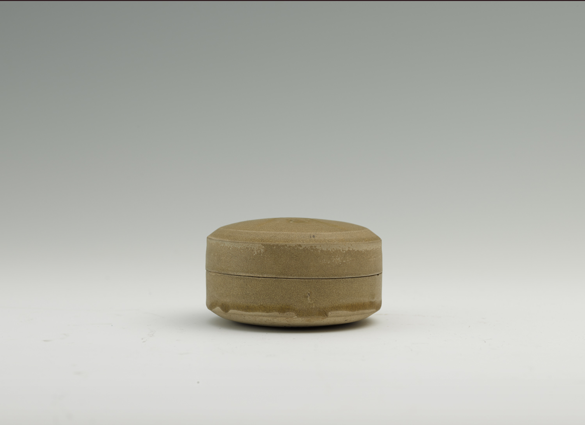 “宝历风物:黑石号沉船出水珍品展”展品,长沙窑青釉褐彩盖盒