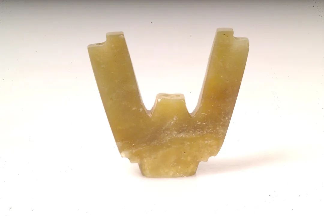 玉三叉形器,新石器时代·良渚文化,新地里遗址出土,桐乡市博物馆藏