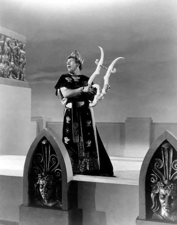 1951年,演员彼得·乌斯斯蒂诺夫(Peter Ustinov)扮演的尼禄。剧中,尼禄在罗马燃烧后弹奏七弦琴。