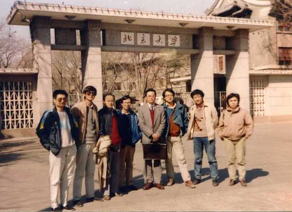 1989年童先生在北京大学 左2 本文作者,左5 童恩正