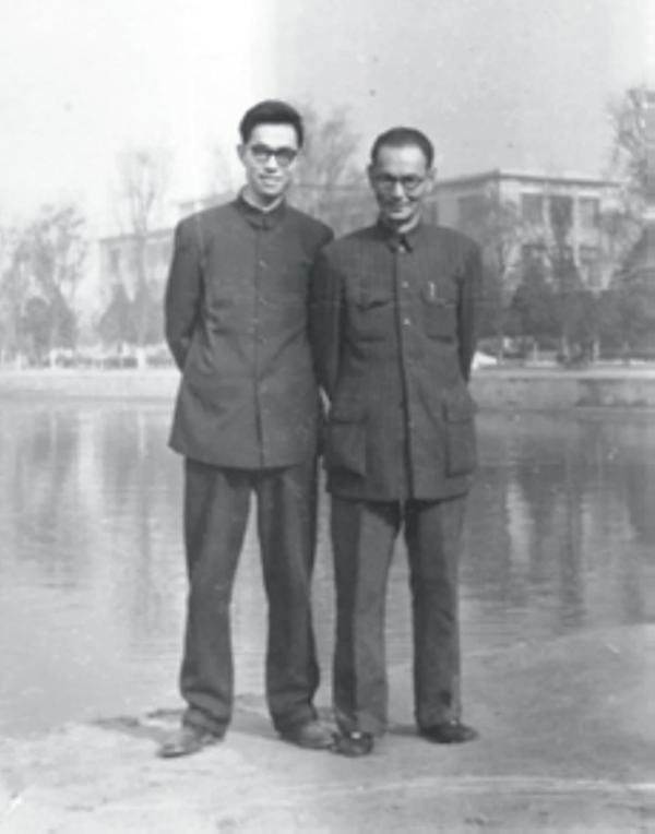 童恩正与老师冯汉骥教授合影