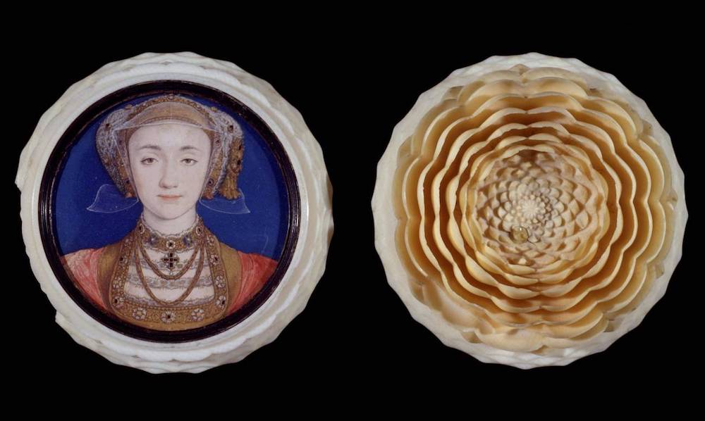 《象牙盒中的克里维斯的安妮微型肖像》（Anne of Cleves portrait miniature set in an ivory box），汉斯· 荷尔拜因（Hans Holbein）, 1539 © Victoria and Albert Museum, London