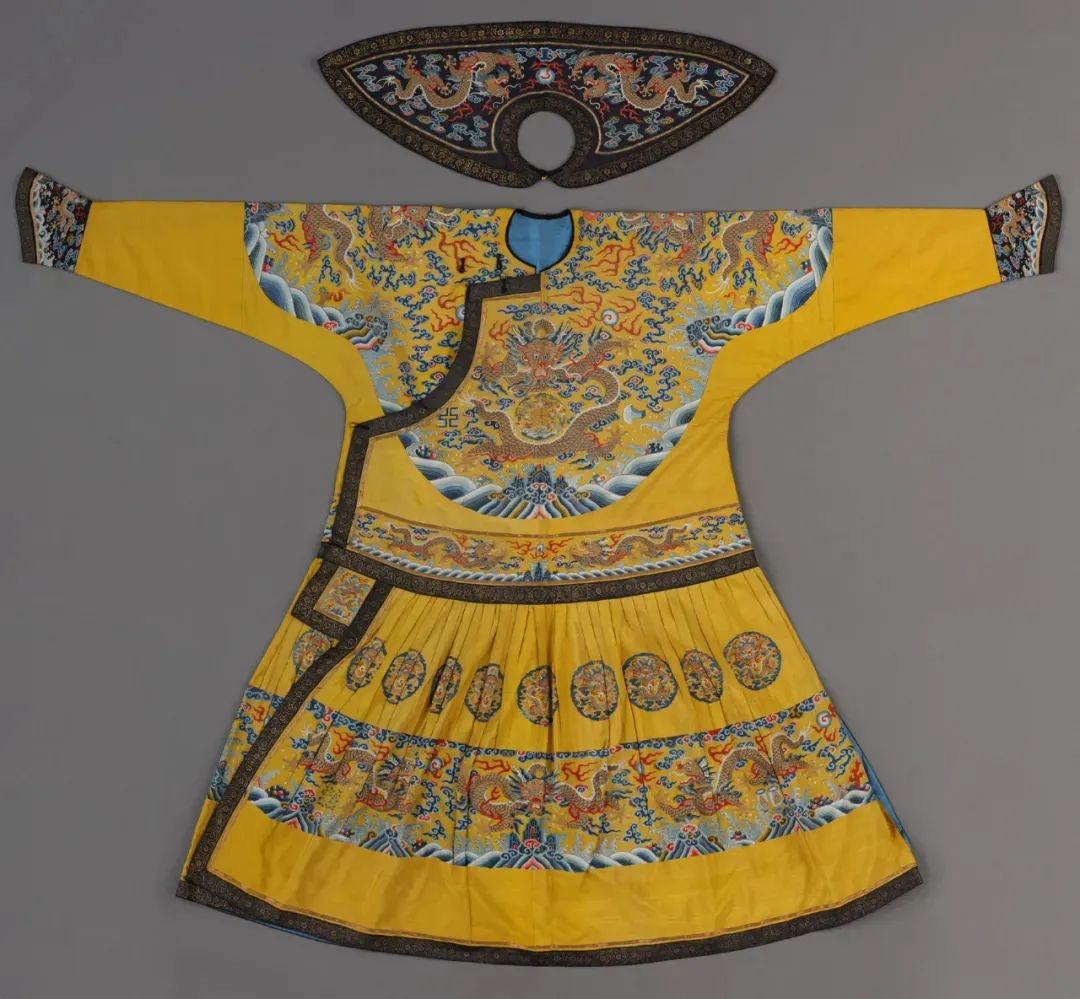 清 乾隆（1736-1795），明黄色缂丝彩云金龙纹男夹朝袍，故宫博物院藏