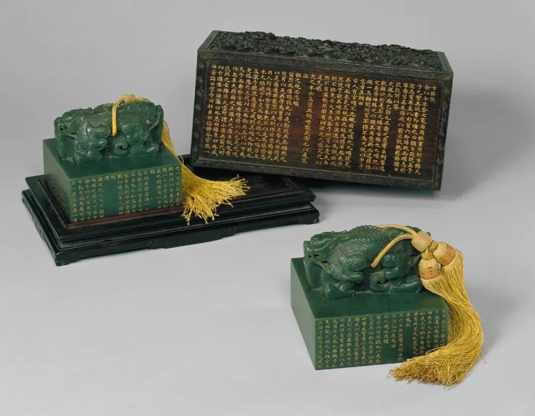 清 乾隆（1736-1795），青玉交龙纽“古稀天子之宝”，故宫博物院藏