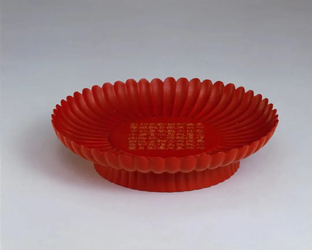 清 乾隆（1736-1795），乾隆款脱胎朱漆菊瓣式盘，故宫博物院藏