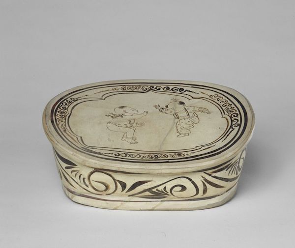 图十 童子猜拳纹枕（磁州窑白地黑花婴戏纹枕）  故宫博物院藏