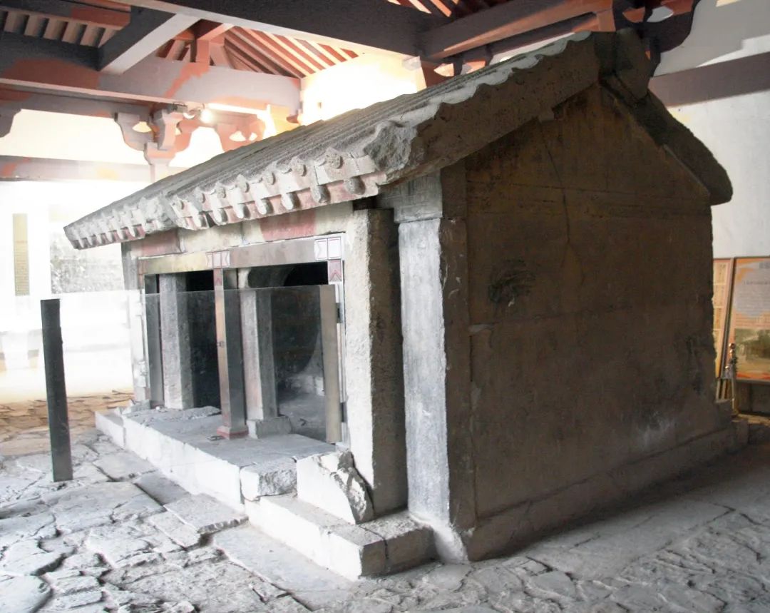 图1:济南长清区孝里铺孝堂山东汉石祠