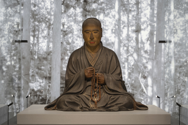 明惠上人坐像,镰仓时代(13世纪)京都高山寺藏,人物彩色至今仍鲜明残留,为了修行而割下的右耳有所表现