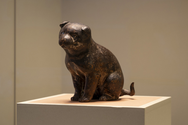 幼犬，镰仓时代（13世纪），高山寺藏。歪着头，大的眼睛的小狗，据说明惠上人手边的把玩。
