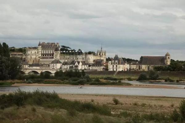 昂布瓦兹(Amboise)地段的卢瓦尔河,远处是一座法国王室城堡。图片来源:澎湃新闻