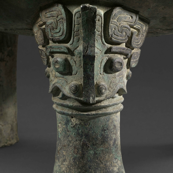 大克鼎蹄足上部饰有浮雕兽面