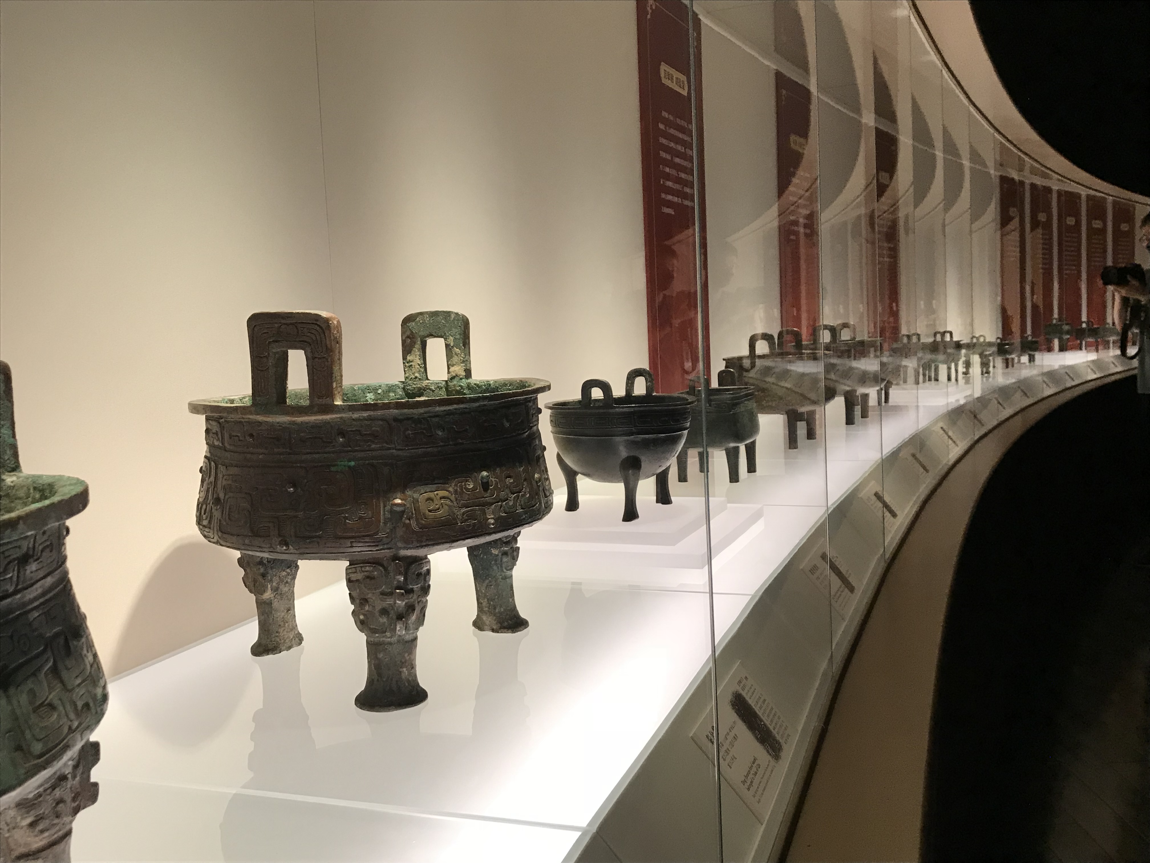展厅现场，来自社会各界人士捐赠的青铜鼎