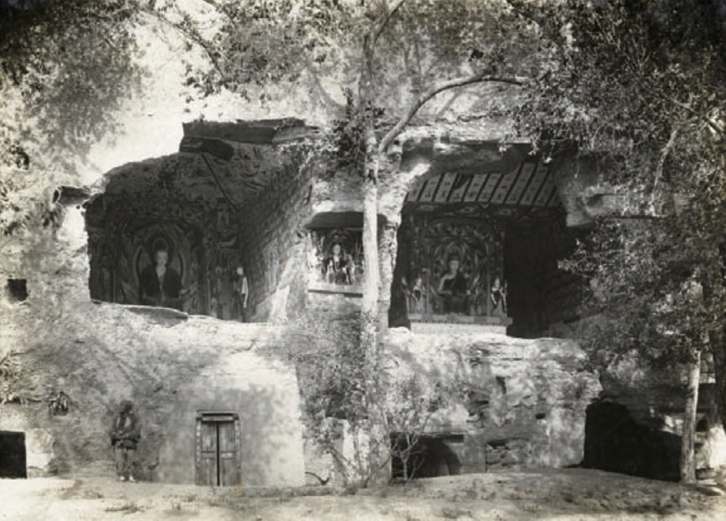 敦煌莫高窟外观,斯坦因1907年5月拍摄。收藏机构匈牙利科学院图书馆授权使用。