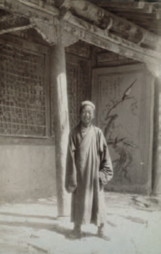敦煌莫高窟第432窟附近的洞窟群,斯坦因摄,1907年5月31日。 照片收藏机构匈牙利科学院图书馆授权使用
