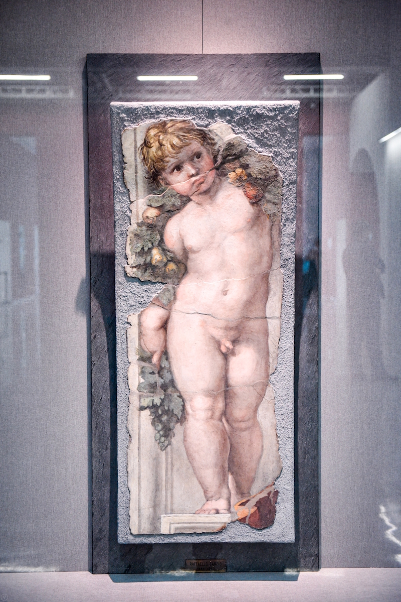 拉斐尔《持花饰的孩童》