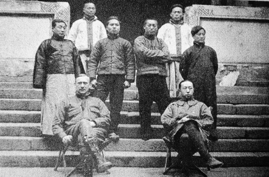 图二 葛兰阶和翁文灏(时任地质调查所所长)在盐井沟与发掘人员留影