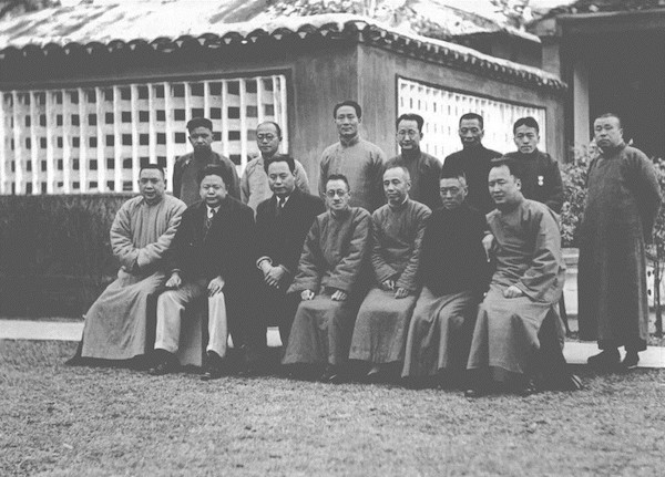 1935年4月17日中央古物保管委员会第二次全体会议合影（后排左三为滕固，前排左二为傅斯年，右一为李济）