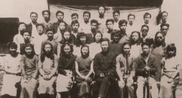 1940年代,滕固与国立艺专学生合影