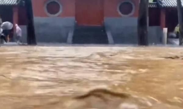 微博认证为嵩山少林寺监院、武僧团团长的用户发布了一则少林寺内大水涌入的视频截图