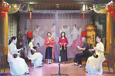图为古汉语音乐——南音爱好者在位于泉州府文庙的南音传习所内为观众演出。 新华社记者 魏培全 图