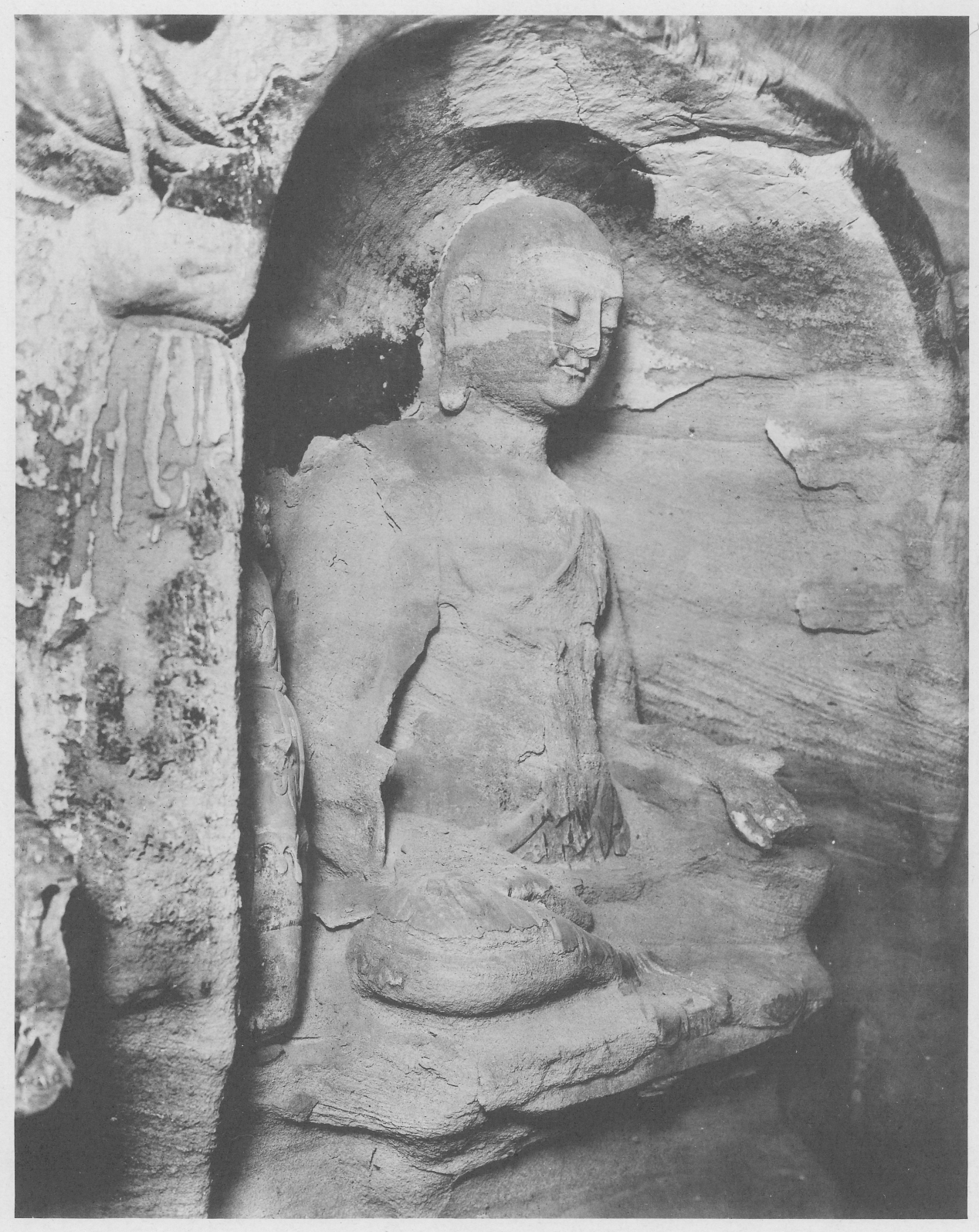 外村太治郎《天龙山石窟》相册集图版35(第8窟北壁龛内佛像)