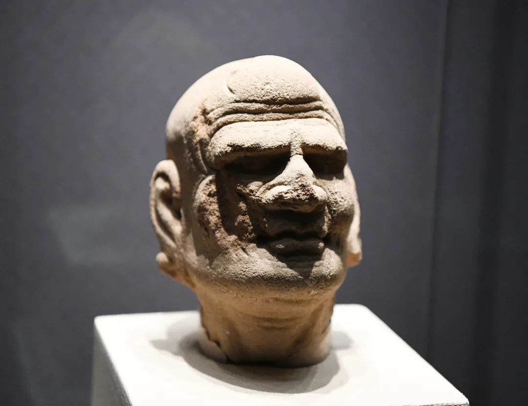 展览现场展出的造像