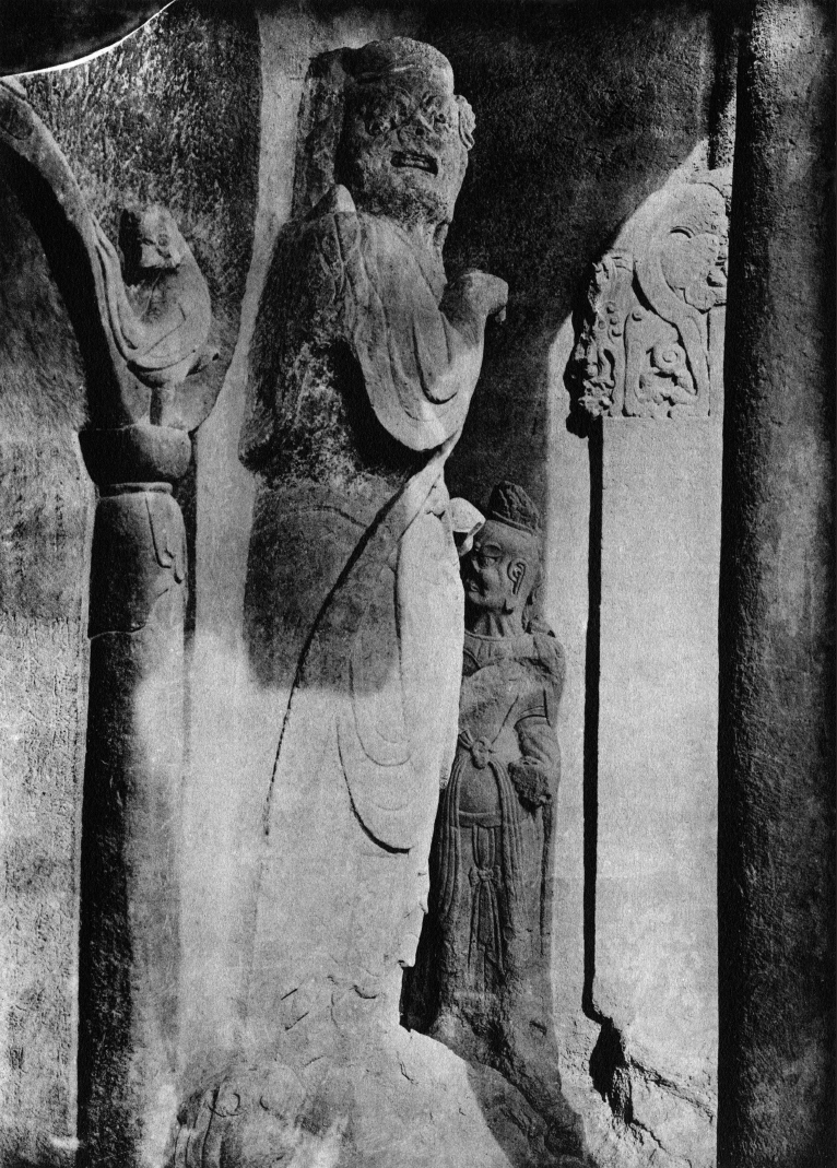 第八窟入口双柱下方