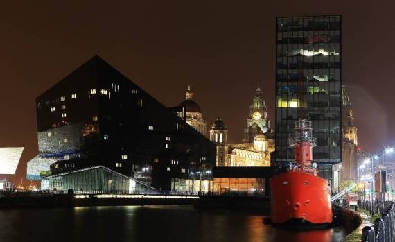 2013年10月18日拍摄的被现代建筑包围的英国利物浦海上商城最著名传统建筑群“美惠三女神”。（新华社记者殷刚摄）