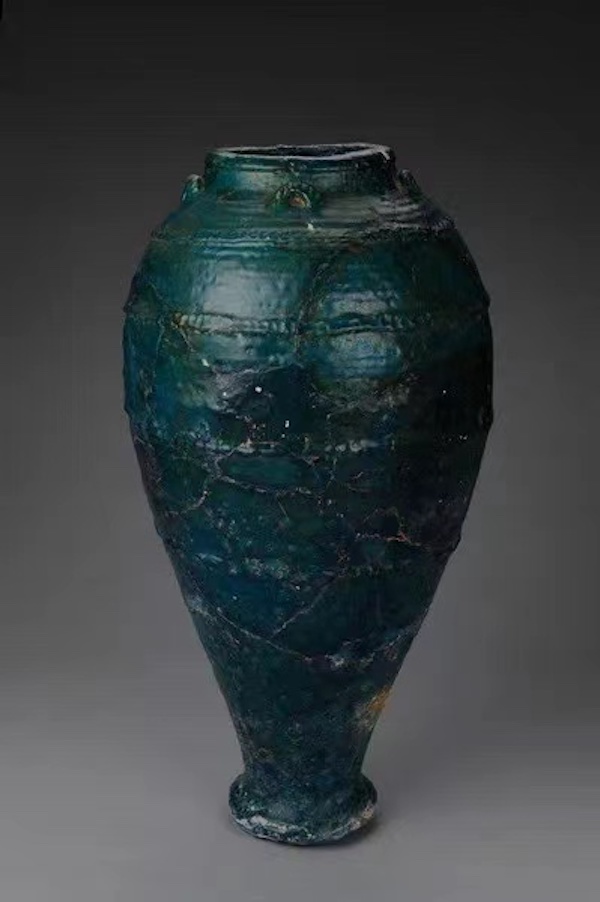 福州闽国刘华墓波斯孔雀绿釉陶瓶，福建省博物馆。这是国内迄今仅见的波斯绿釉陶器。