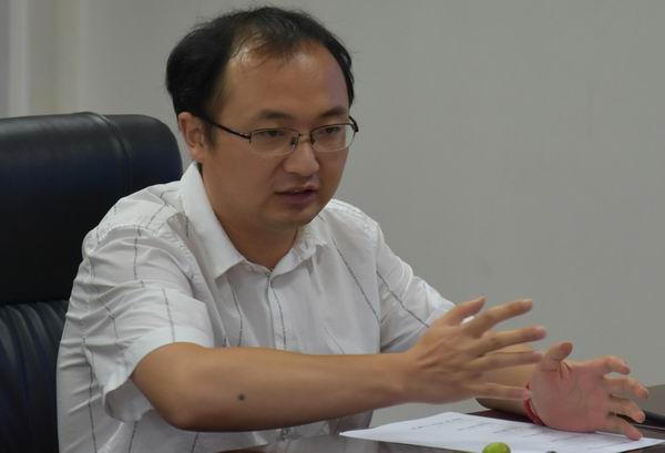 王煜主持发言(本文图片均由金正林拍摄)