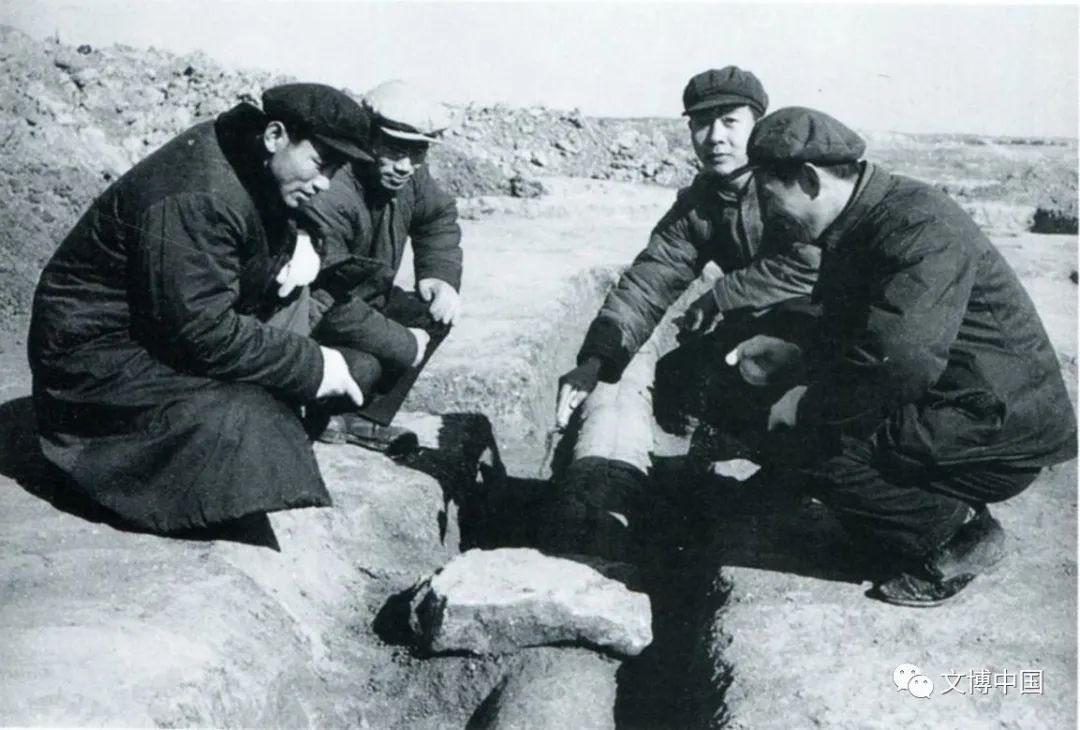 1976年李伯谦（右、北）、高崇文（左、南）、陈贤一（右、南）、刘金山（左、北）诸位先生讨论盘龙城宫殿排水管道