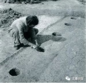 1974年王劲先生在清理盘龙城一号宫殿房屋分间柱洞
