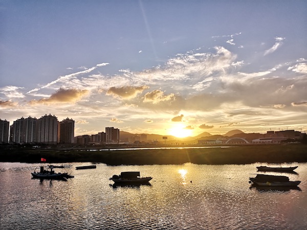 左边有红旗的小船，大叔在唱歌