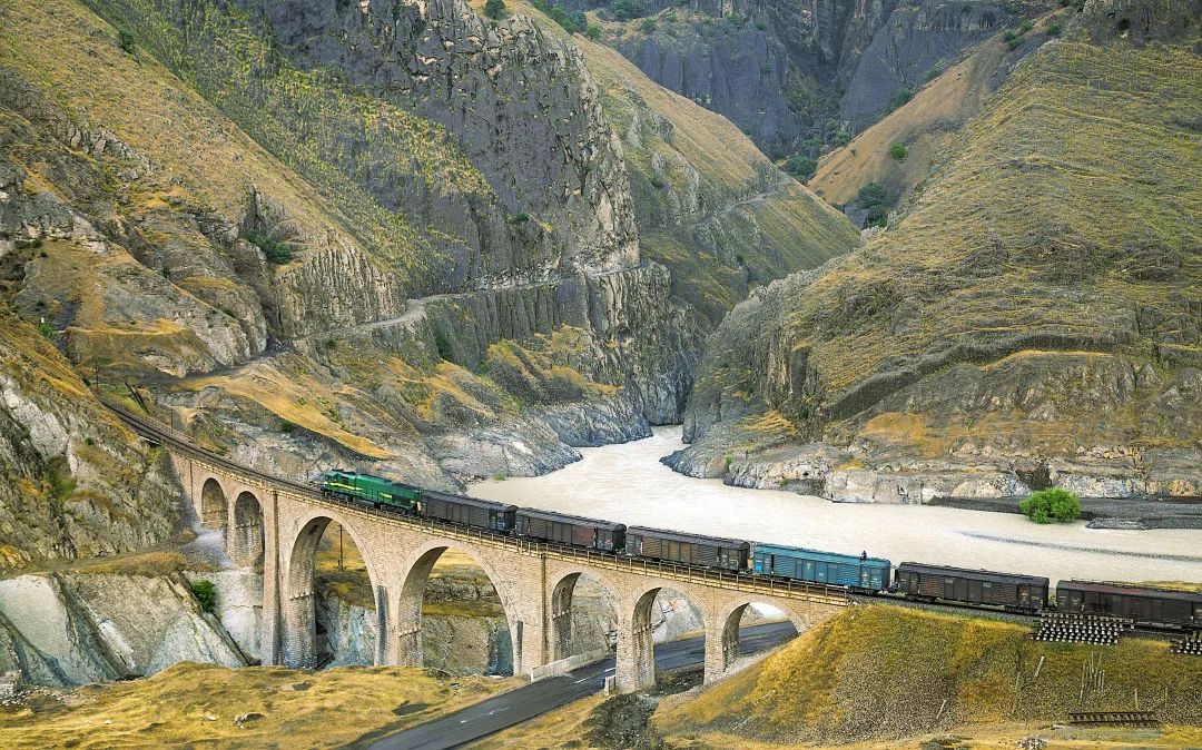 伊朗纵贯铁路南线，行驶在Absirom桥上的货运列车
