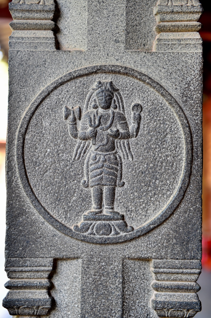 开元寺大雄宝殿外有两根刻有婆罗门神祇图案的石柱