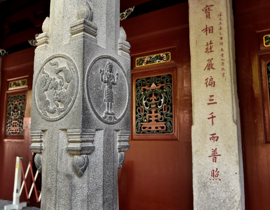 开元寺大雄宝殿外有两根刻有婆罗门神祇图案的石柱