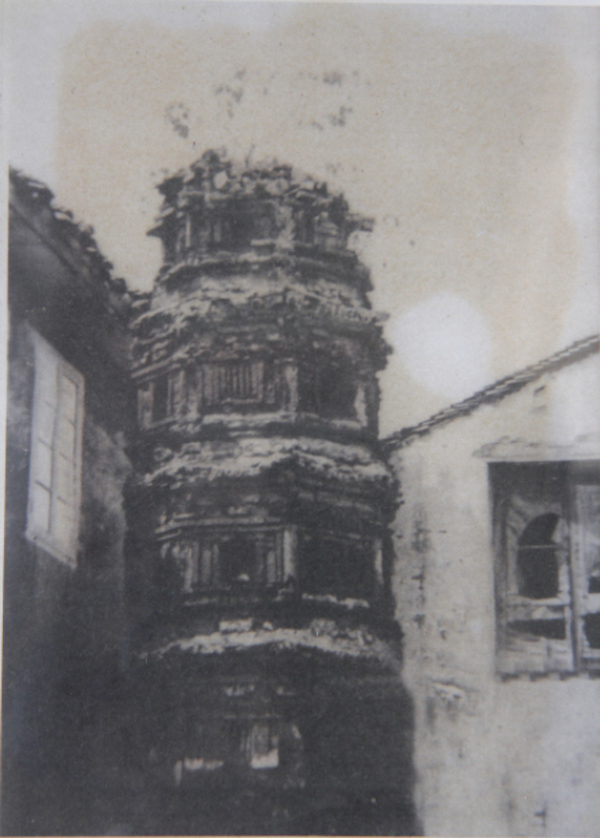 20世纪80年代,修缮前的南翔寺砖塔(西塔) 吴根法先生 摄