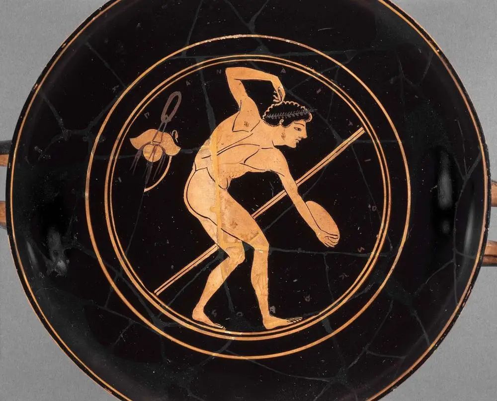 内部：Drinking cup (kylix) depicting pentathletes, Onesimos, Greek, Late Archaic Period, about 500–490 B.C. Ceramic, Red Figure