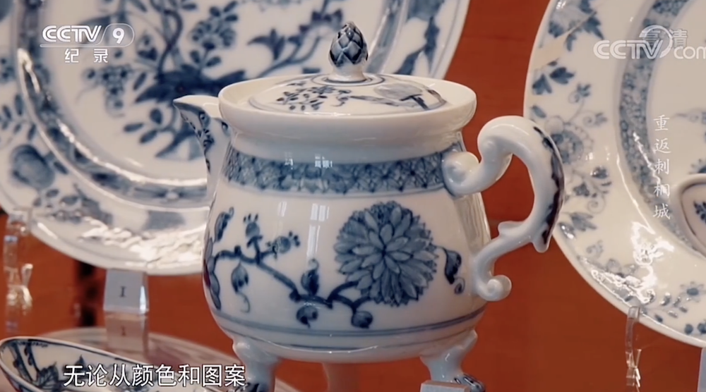 1730年，迈森瓷器厂的画师以中国传统图案为原型，创作了一批“洋葱图案”的德国青花瓷。  视频截图