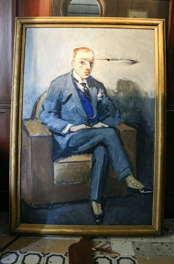 2020 年 8 月 4 日贝鲁特港口爆炸后,荷兰裔法国画家 Kees Van Dongen 创作的尼可拉斯·易卜拉欣·苏尔索克( Nicolas Ibrahim Sursock )被撕毁的肖像。