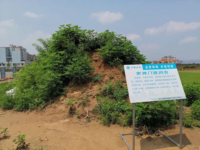 7月25日拍摄的巩义永厚陵南神门西阙台，此次暴雨中，该露天土遗址受损。（记者袁月明 摄）