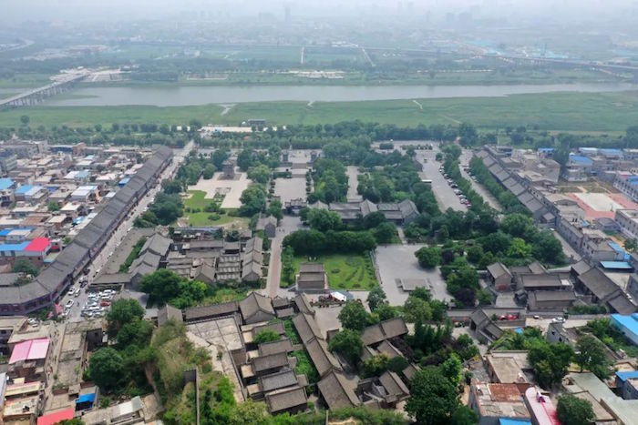 2020年6月30日无人机拍摄的河南省巩义市康百万庄园及庄园前的伊洛河。位于巩义市康店镇的康百万庄园,始建于明末清初,是全国重点文物保护单位,是十七、十八世纪华北封建堡垒式建筑的代表。记者冯大鹏摄