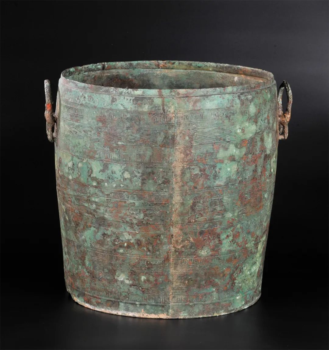 铜提筒（盛酒器）  西汉（公元前202年—公元8年） 1983年象岗南越王墓出土  西汉南越王博物馆藏