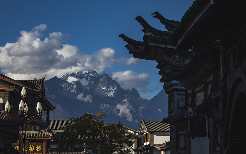 丽江古城与远处的玉龙雪山 