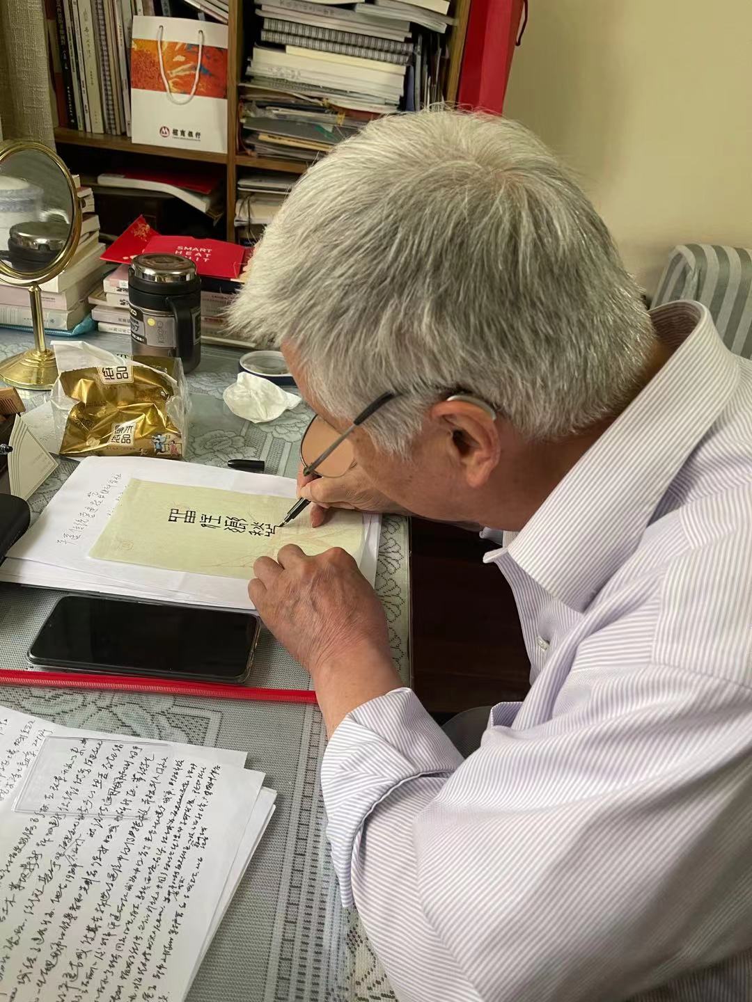 88岁的阮仪三为澎湃新闻题写“留住乡愁”