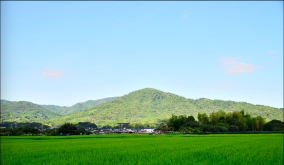 位于奈良盆地东南部（奈良县樱井市）的三轮山