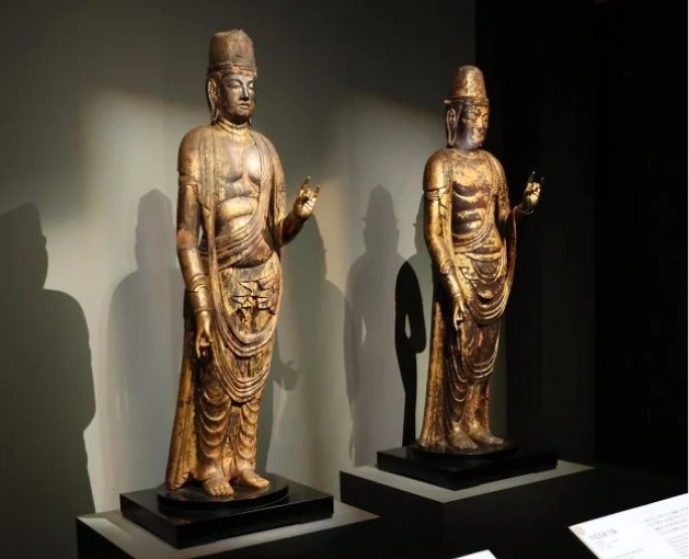 “月光菩萨立像”和“日光菩萨立像”（右），平安时代(10—11世纪)，奈良・正历寺藏