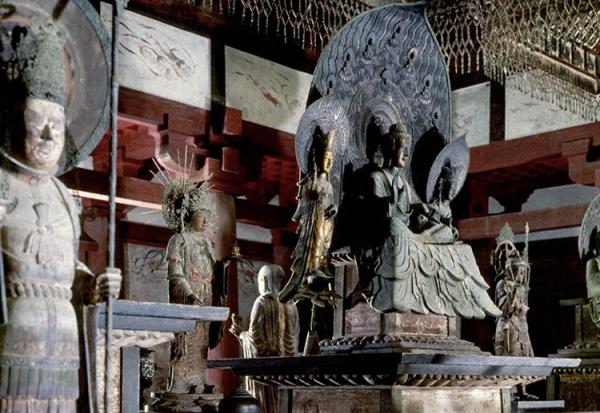 法隆寺金堂，中间为“释迦三尊像”（622年）、其两侧为毗沙门天和吉祥天立像（1078年），左一为“四天王”之一增长天像（飞鸟时代）。